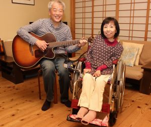 夫婦デュオ「真ちゃん・和ちゃん」の名でライブ活動を続ける阪口真治さん・和世さん