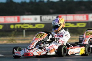 カートを操縦する遠藤さん。「16周ずっと続く緊張感がたまらない」という