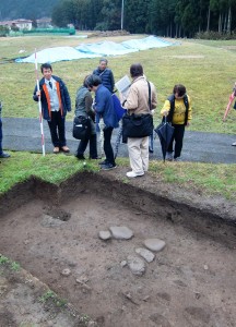 奈良時代の施設の西端の可能性がある石組み溝の底石が出土した現場