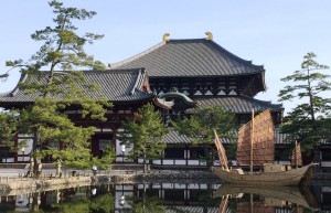 東大寺に出現した木製帆船(奈良市提供)