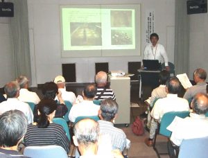 尼寺廃寺跡について解説する山下主幹