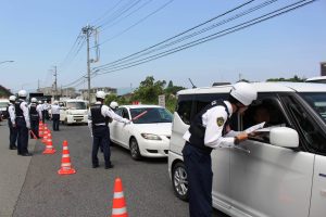 天理インターチェンジで行われた検問では県警の警察官約８０人がドライバーに交通規制情報などが書かれたパンフレットを配布した
