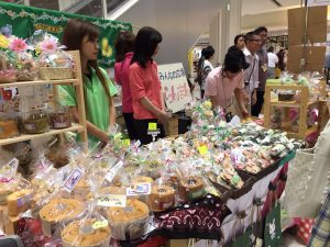 昨年の「はたらく障害者応援フェア」。障害者支援施設で作られたさまざまな商品が並んだ