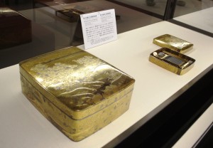 凝ったデザインの「梨子地菊山水蒔絵硯箱・料紙箱」