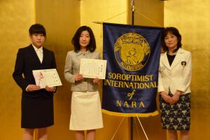 学業支援金を贈呈された（左から）柳田さん、尾西さん