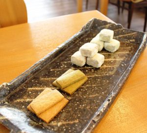 クッキーは（手前から）しょうゆ、よもぎ、くるみ、ほうじ茶の４種類