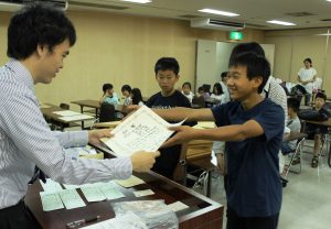 優勝を決め賞状を受け取る子供