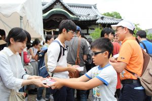 参拝者は「かえましょう」と唱えながら鷽のお守りを交換し合った