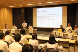 自身が調べた研究成果を発表する高校生