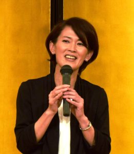 自身の経験について話す元女子マラソン選手の有森裕子さん