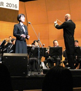 熱唱する三宅由佳莉3等海曹