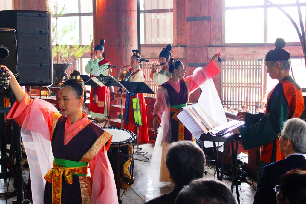 オープニングを奉納演奏で飾る「音楽舎まほら」のメンバー