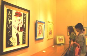 水森亜土さんの作品をじっくり鑑賞する来場者