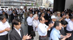 候補者の演説を聞く支持者ら