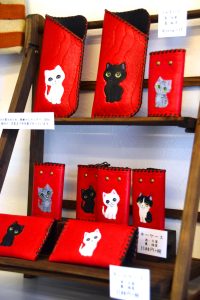 猫モチーフのキーケースやカードケースも