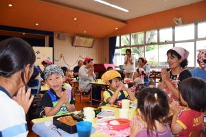 手作りのカレーを食べ、笑顔の子供たち