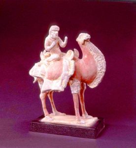 シルクロードを往来した隊商をほうふつとさせる「灰陶騎駝胡人俑」（中国北魏）