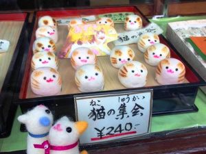 和菓子屋「とらや」では猫モチーフのまんじゅうを販売