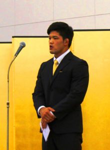 あいさつする大野将平選手