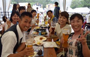 大きなジョッキでドイツビールを楽しむ来場者