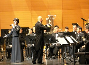 海上自衛隊音楽隊員らの迫力ある演奏に約1200人の観客は聞き入った