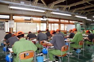 資格取得のため勉強をする受刑者