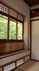 竹製の窓枠の外には、奈良公園の豊かな自然が見渡せる