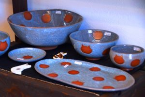 猫柄の茶碗や小皿などの食器