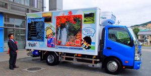 室生寺や大野寺の写真をラッピングしたトラック