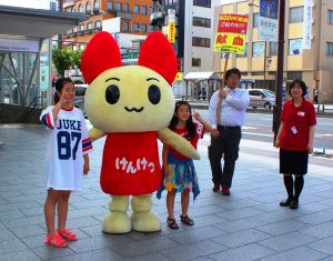 献血を呼びかける県赤十字血液センター奈良出張所職員や学生