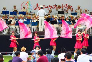 警察音楽隊の演奏に合わせて演技を披露するカラーガード隊