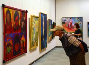 作品をじっくり鑑賞する来場者