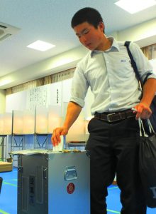 放課後に期日前投票する天理高校の生徒