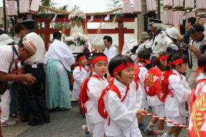 率川神社から練り歩く稚児ら