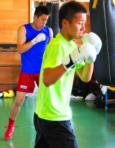 肩を並べて練習する（左から）荒本、今永選手
