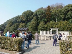 今年開催された「ヤマト王権の古墳群を巡る考古学ツアー」。東京や静岡からの参加もあり、好評だったという（天理市提供）