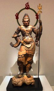 修理され、初公開されている毘沙門天立像。後世の彩色が除去され、手先や光背が付けられた