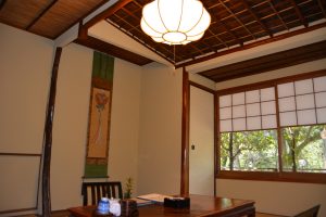 ヒノキ材の網代天井やナンテンの柱など客室の随所にこだわりがちりばめられている