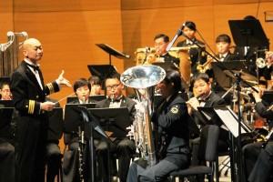 海上自衛隊音楽隊員らの迫力ある演奏に約1200人の観客は聞き入った