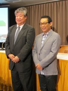 会見した春日大社の花山院弘匡宮司（左）と、さだまさしさん＝東京都千代田区