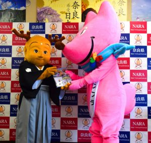 関西ワールドマスターズの公式マスコット「スフラ」に記念品を贈呈するせんとくん