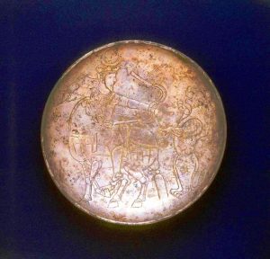 王が狩りをする様子が描かれた「鍍金銀帝王狩猟文皿」（イラン、７～８世紀）