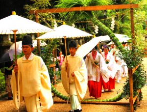 参道に設置された茅の輪をくぐる神職ら