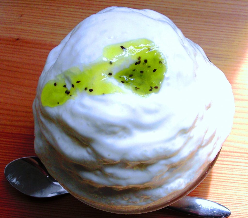 ヨーグルトソースにキウイシロップがかかった「キウイヨーグルトごおり」