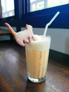 猫型のクッキーが添えられたドリンク