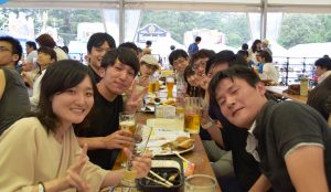 大きなジョッキでドイツビールを楽しむ来場者