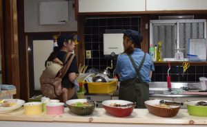 子供をおんぶして働くスタッフも