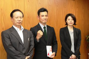 県庁を訪問し、五輪での活躍を誓う北島隆三選手（中央）