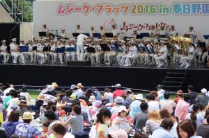 天気にも恵まれ、春日野園地は大勢の家族連れで埋め尽くされた