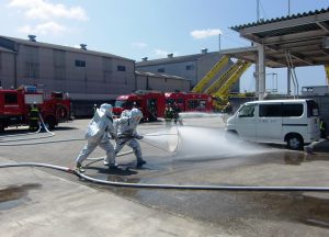 訓練で放水する消防隊員